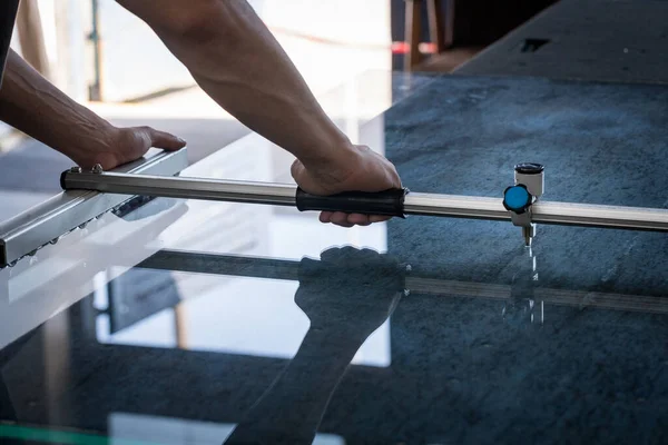 Een Man Snijdt Het Glas Met Behulp Van Speciaal Gereedschap — Stockfoto