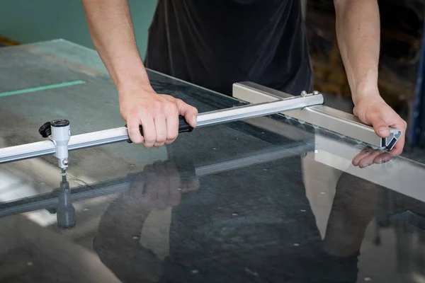 Man Cuts Glass Help Specialized Tools Glass Workshop — Stock Photo, Image