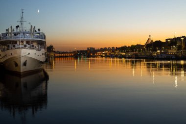 Szczecin. Hava karardıktan sonra. Nehir manzarası, gemiler ve şehrin tarihi kısmı, Polonya