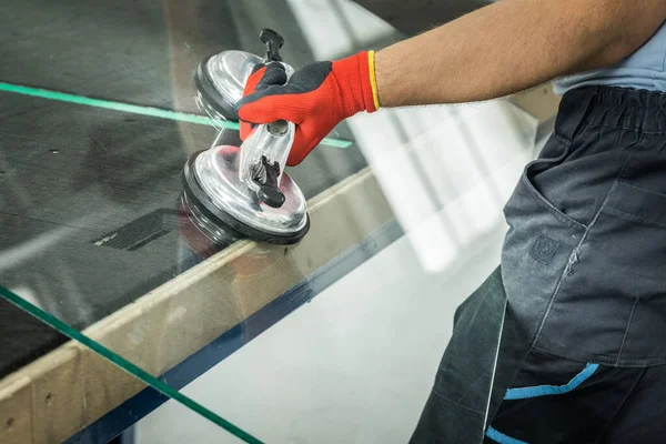 Glazier Gebruikt Een Sukkel Voor Ramen Glas Maken Workshop Man — Stockfoto