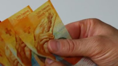 İsviçre franklarını sayıyorum. Yakın plan. İsviçre, para hazır. İş konsepti, finansal geçmiş