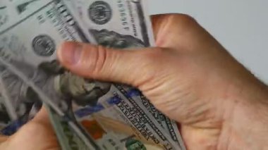 Amerikan dolarlarını sayıyorum. Yakın plan. 100 dolarlık banknotlar elinde. Finansal konsept. İş geçmişi