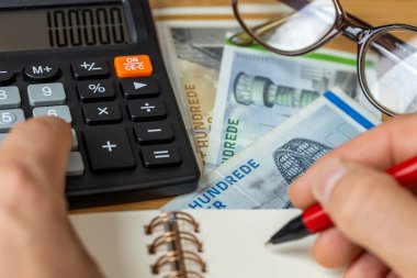 Danimarka kronunda finansal anlaşmalar, finansal analizler, vergi hesapları, risk maliyetleri, iş projeleri. Danimarka parası, kapat.