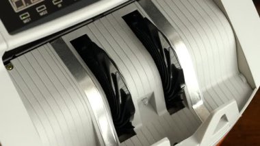  Polonya parası. Bir tezgahtaki 100 'lük ve 200' lük banknotları sayıyorum. Büyük bir meblağ. İş geçmişi, finansal konsept. Ekonomi ve ekonomik büyüme, not ve ekonomik değerlendirme. 