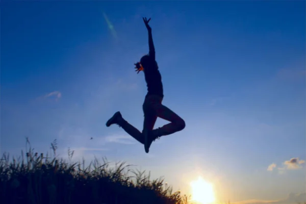 Siluetas Una Joven Adolescente Feliz Saltando Sobre Fondo Del Atardecer —  Fotos de Stock