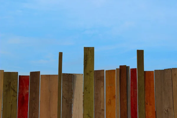 Abgeschnittene Aufnahme Eines Bunten Zauns Vor Blauem Himmel Alter Holzzaun — Stockfoto