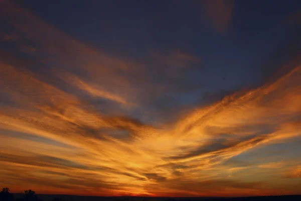 Μια Όμορφη Sunset Shot Από Ένα Εντυπωσιακό Ηλιοβασίλεμα Δραματικό Ουρανό — Φωτογραφία Αρχείου