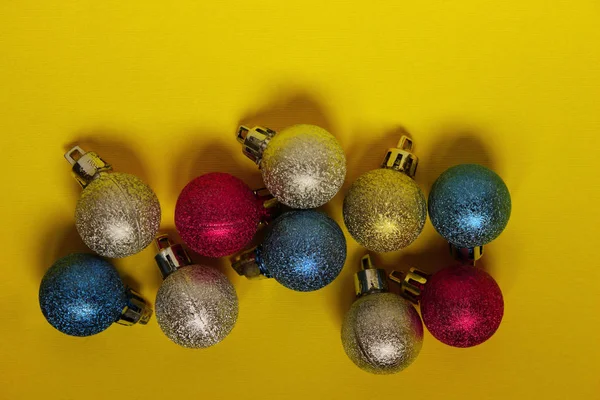 Πολύχρωμα Χριστούγεννα Διακόσμηση Μπάλα Κίτρινο Φόντο Πολύ Χώρο Για Κείμενο — Φωτογραφία Αρχείου