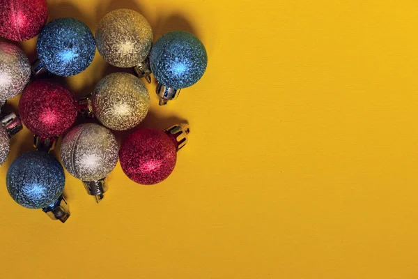 Bunte Weihnachtskugel Auf Gelbem Hintergrund Mit Viel Platz Für Text — Stockfoto