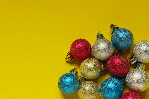 Colorato Palla Decorazione Natale Uno Sfondo Giallo Con Sacco Spazio — Foto Stock