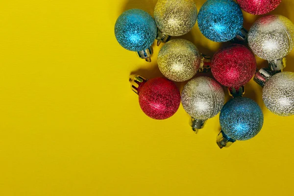 Boule Décoration Noël Colorée Sur Fond Jaune Avec Beaucoup Espace — Photo