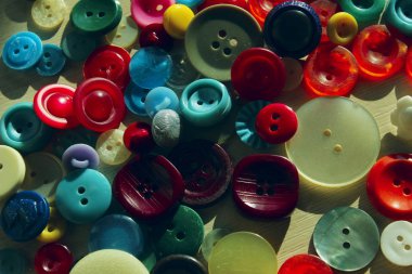 Renkli düğmeler. Hobi, gevşeme, sanat kavramı. Renkli arka plan.