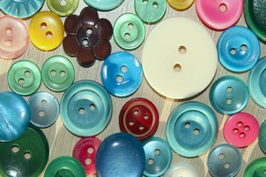 Renkli düğmeler. Hobi, gevşeme, sanat kavramı. Renkli arka plan.