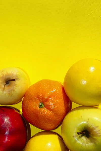 Kleurrijke Vruchten Gele Achtergrond Mandarijn Citroen Appel Gele Achtergrond Gezonde — Stockfoto