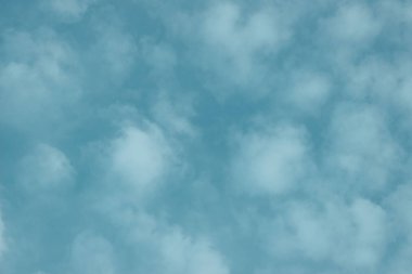 Mavi gökyüzü ve beyaz bulutlar. Güzel gökyüzü arka plan. Doğa. Bulutlar ve gökyüzü.