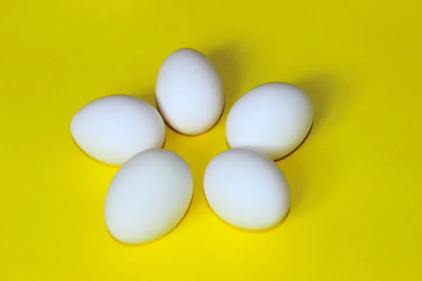 Ovos Brancos Sobre Fundo Amarelo Fundo Comida Colorida Minimalismo Comida — Fotografia de Stock