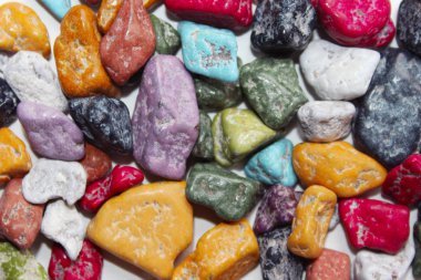 Atış renkli şeker taş kesilmiş. Renkli arka plan. Dağınık kayalar.