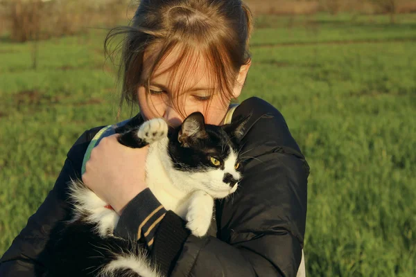 Smokin Kedi Açık Havada Tutan Genç Genç Kız Sahibi Pet — Stok fotoğraf