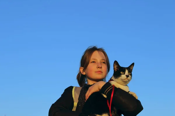 Giovane Ragazza Adolescente Possesso Uno Smoking Cat Proprietario Animale Domestico — Foto Stock