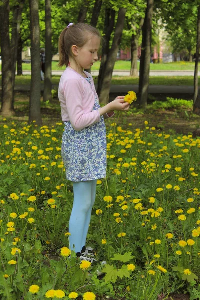 Очаровательная Маленькая Девочка Улице Preteen Girl Walking Park Маленькая Девочка — стоковое фото