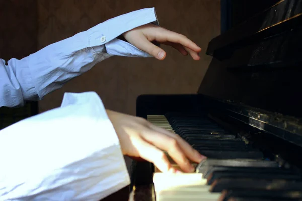 Junges Mädchen Das Fleißig Klavier Spielt Schnappschuss Eines Kleinen Mädchens — Stockfoto
