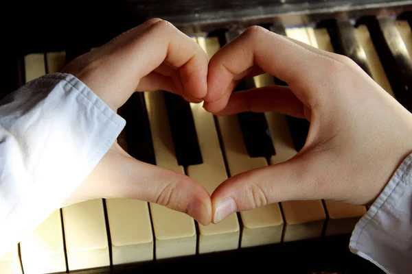 Herzform Über Klavierhintergrund Aufnahme Einer Nicht Identifizierbaren Weiblichen Hand Die — Stockfoto