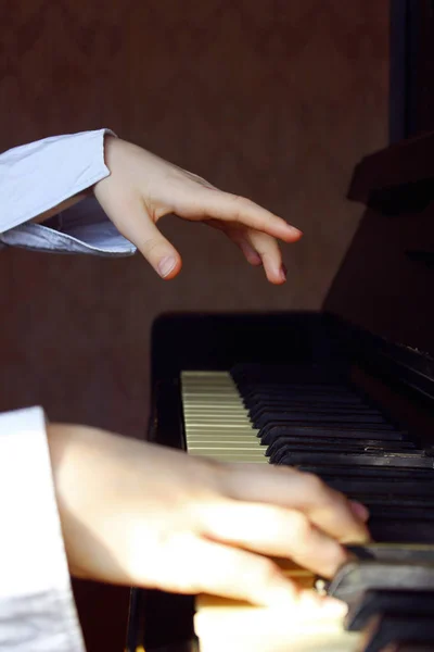 Молодая Девушка Старательно Играет Пианино Обрезанный Кадр Маленькой Девочки Играющей — стоковое фото