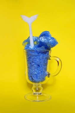 Renkli arka plan. Plastik tehlike çevre kavramı arka plan için. Cam plastik torbalarda. Plastik kirliliği kavramı.  