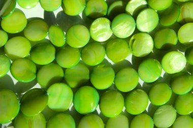 Parlak yeşil renkli. Renkli arka plan. Yeşil boncuk kırpılmış atış.