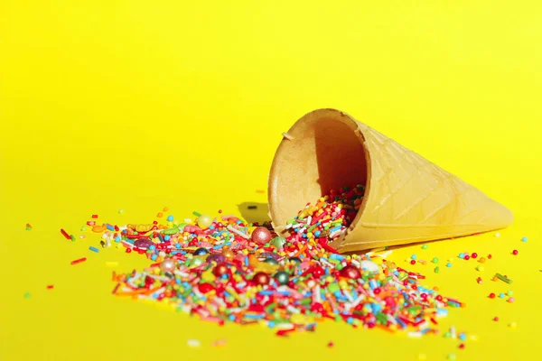 抽象的なカラフルな背景 黄色の背景に色とりどりのキャンディのお菓子 色とりどりの小さなキャンディーのクローズ アップ アイス クリーム Cone Minimal アート デザインのお菓子 — ストック写真
