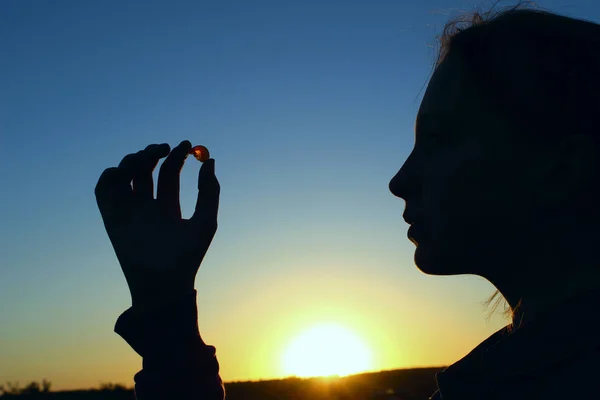 Gente Viajar Sueño Aire Libre Concepto Chica Joven Sosteniendo Pedacito — Foto de Stock