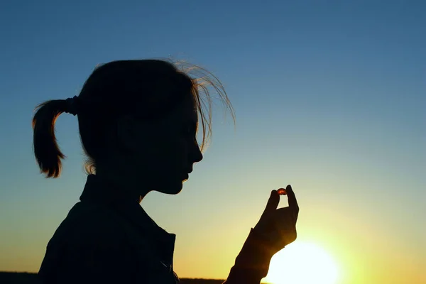 Gente Viajar Sueño Aire Libre Concepto Chica Joven Sosteniendo Pedacito —  Fotos de Stock