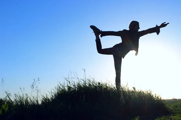 Chica Adolescente Una Posición Equilibrio Yoga Chica Joven Aire Libre —  Fotos de Stock