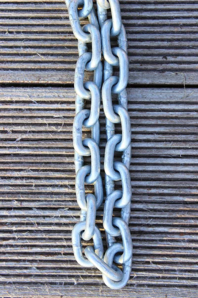 Ein Zugeschnittenes Nahbild Einer Verknüpften Kette Metallkette Über Holzgrund Abstrakte — Stockfoto