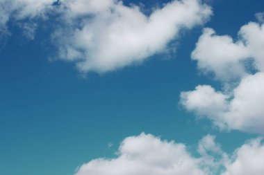 Güzel doğa arka plan. Mavi gökyüzü ve beyaz bulutlar arka plan kopya alanı metin için bir sürü.