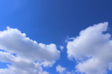 Güzel doğa arka plan. Mavi gökyüzü ve beyaz bulutlar arka plan kopya alanı metin için bir sürü.