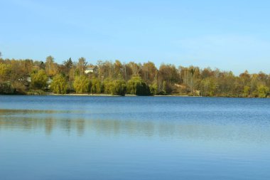 Güzel doğa Arkaplan. Güzel peyzaj arka plan. Doğa, seyahat, gölet Concept. Orman ve göl.