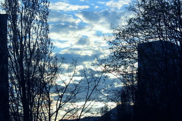 Bijgesneden Shot Van Gebouwen Blauwe Lucht Met Witte Wolken Hemel — Stockfoto