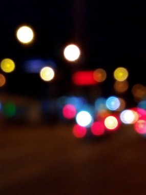 Gece şehir ışıkları bulanık görüntü. Soyut renkli bulanık arka plan. Renkli arka plan bulanık shot.