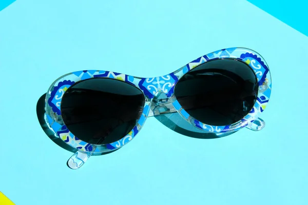 Reizen Vakantie Verkoop Zomer Concept Blauwe Zonnebril Blauwe Achtergrond Bovenaanzicht — Stockfoto