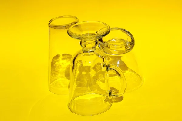 Série Vidro Sobre Fundo Amarelo Pratos Transparentes Sobre Fundo Brilhante — Fotografia de Stock