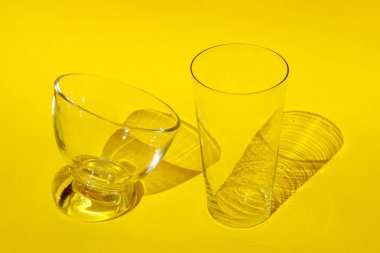 Sarı Arka Plan Üzerinde Cam Serisi. Parlak Arka Plan Üzerinde Şeffaf Yemekler, Yakın Çekim.