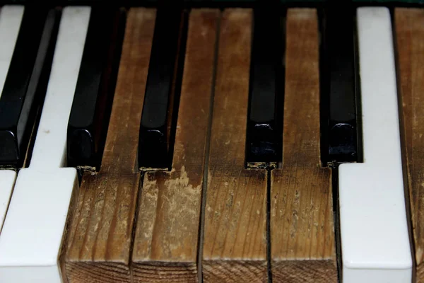 古いピアノのトリミングショット 古いピアノの壊れた鍵 クローズアップ 壊れた楽器 — ストック写真