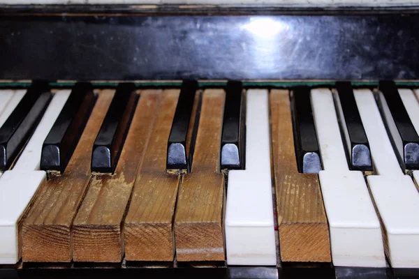 Обрезанный Кадр Старого Пианино Сломанные Ключи Старого Пианино Крупным Планом — стоковое фото