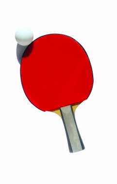 Kırmızı Raket ve Beyaz Top Un aşırı pozlanmış Görüntü Tenis Beyaz Arka Plan Üzerinde Izole için. Spor, Ping Pong, Masa Tenisi Konsepti.  