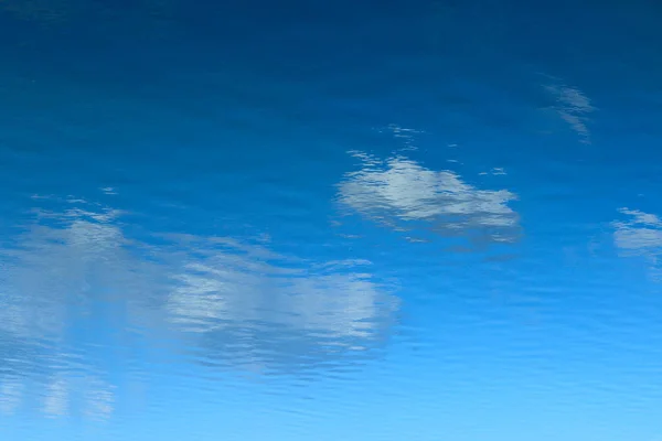 Schnappschuss Eines Ruhigen Wassers Blauer Himmel Und Weiße Wolken Die — Stockfoto