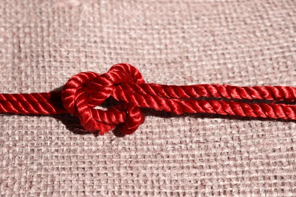 Hilo Rojo Atado Nudo Cuerda Roja Sobre Fondo Tela Texturas — Foto de Stock