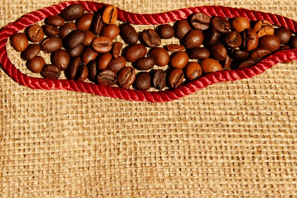 繊維の背景の上のコーヒーの種子 抽象的な飲み物の背景 朝の飲み物の材料 — ストック写真