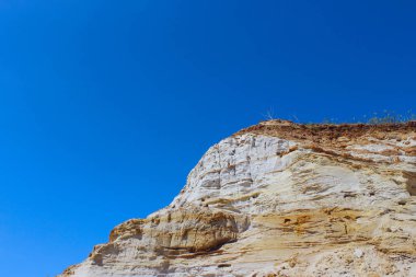 Mavi Gökyüzü arka plan üzerinde dağın tepesi. Taş Doku. Güzel Bir Dağ Sahnesi.