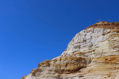 Mavi Gökyüzü arka plan üzerinde dağın tepesi. Taş Doku. Güzel Bir Dağ Sahnesi.